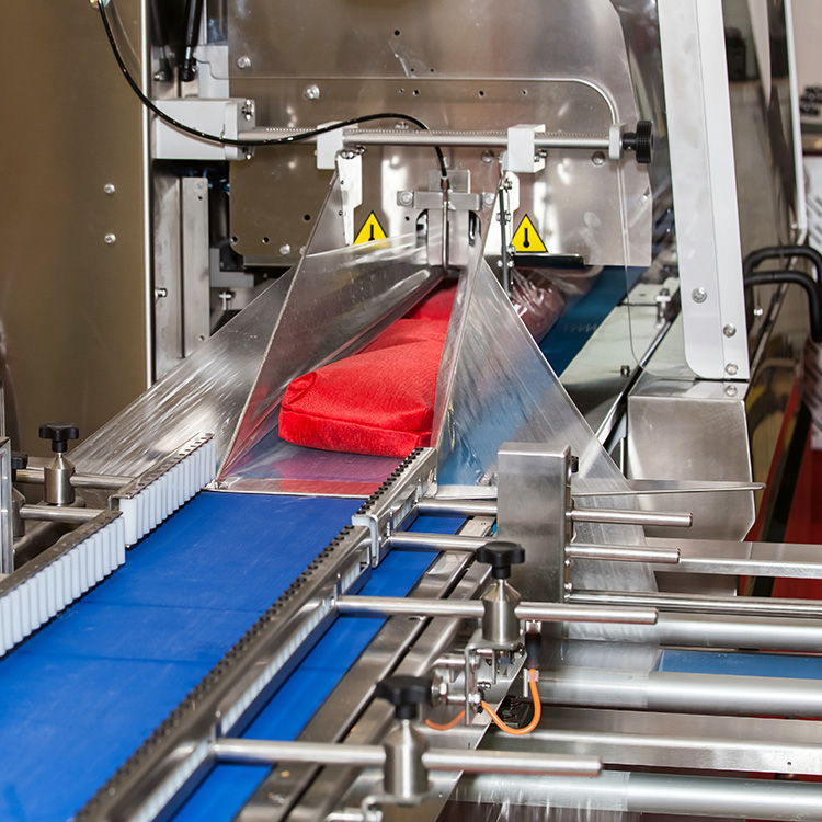 Packaging machine with conveyor belt