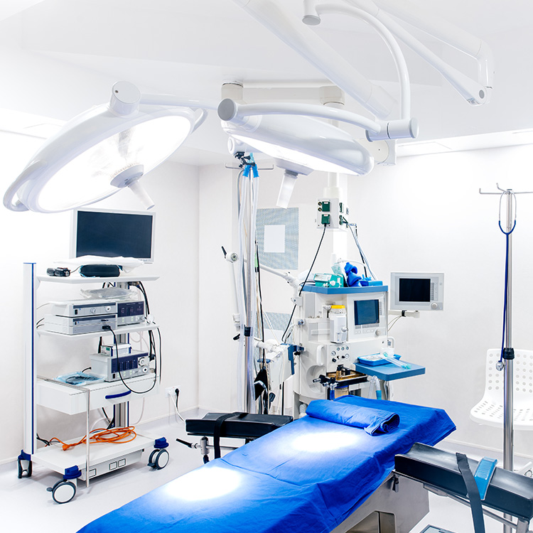 Operationssaal mit Medizintechnik